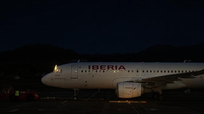 O avião da Iberia que devia transportar o Papa Leão XIV para Roma, no Aeroporto de Tenerife Norte-Cidade de La Laguna, em 12 de junho de 2026