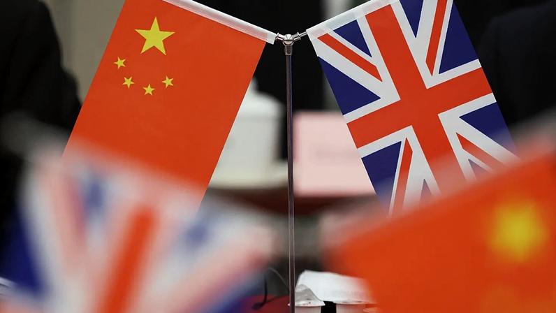 Bandeiras da China e do Reino Unido durante o Diálogo Energético China-Reino Unido, em Pequim, 17 de março de 2025