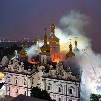 Ataques russos causam pelo menos 9 mortes e deixam catedral de Kiev em chamas