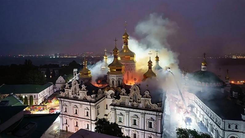 Ataques russos causam pelo menos 9 mortes e deixam catedral de Kiev em chamas