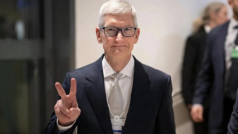 Arquivo – Tim Cook, CEO da Apple, faz o sinal de vitória para o fotógrafo nos corredores durante a 56.ª reunião anual do WEF, em Davos, Suíça. 20 jan. 2026