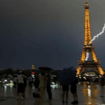 Trovoada violenta atinge a Torre Eiffel em Paris