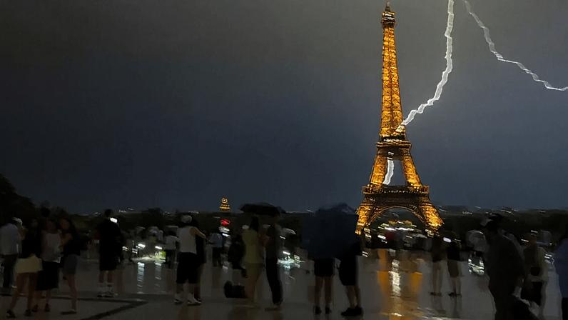 Relâmpago atinge Torre Eiffel enquanto trovoada assola Paris