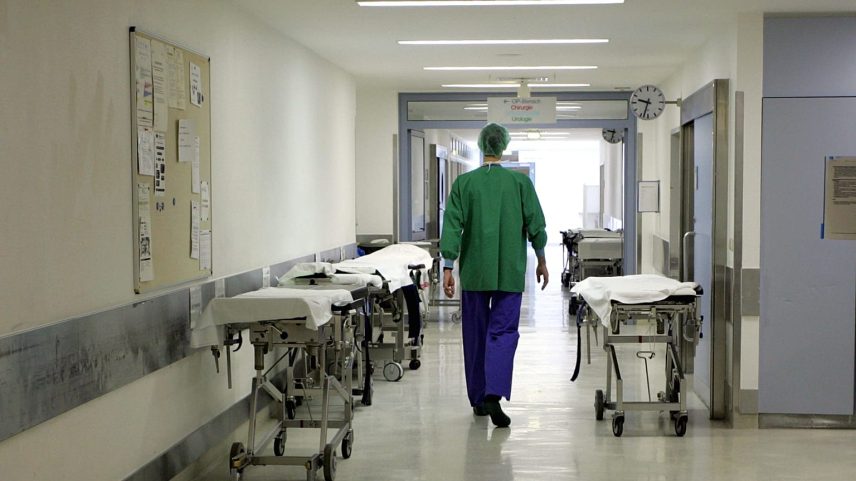 ARQUIVO - Um médico percorre um piso quase deserto do serviço de cirurgia do Hospital Universitário de Bona, em 16 de março de 2006