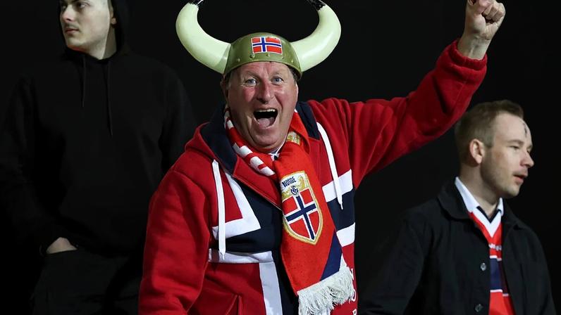 Adepto norueguês festeja durante o jogo de qualificação do Grupo I para o Mundial entre Moldávia e Noruega, no estádio Zimbru, em Chisinau, sábado, 22 de março de 2025.