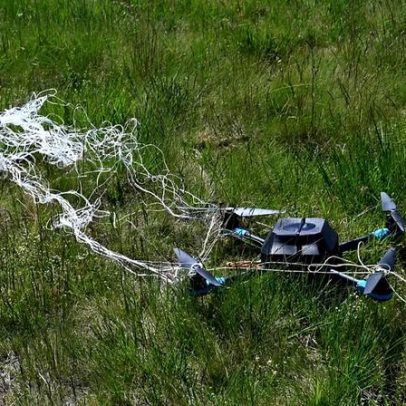 Drones com redes capturam aparelhos hostis num sistema de defesa