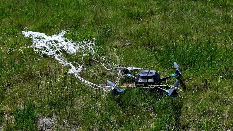 Drones com redes capturam aparelhos hostis num sistema de defesa