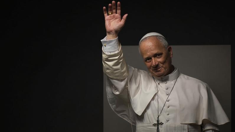 Papa Leão XIV acena à chegada para se reunir com voluntários na IFEMA, em Madrid, Espanha, em 9 de junho de 2026