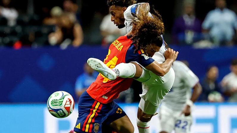 Sidny Lopes Cabral, de Cabo Verde, empurra o espanhol Marcos Llorente durante o jogo do Mundial entre Espanha e Cabo Verde, segunda-feira, 15 de junho de 2026.