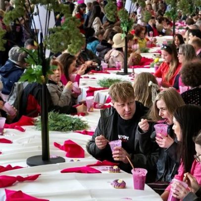 Lituânia fica cor-de-rosa num festival gigante de sopa fria
