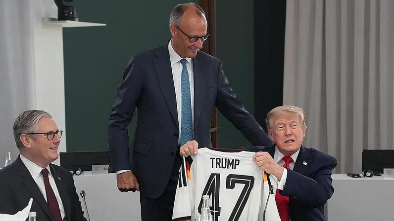 O chanceler alemão Friedrich Merz, ao centro, apresenta o presidente dos EUA, Donald Trump