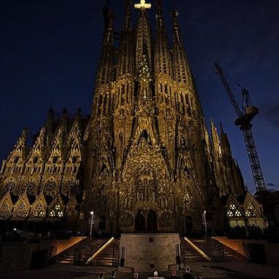Sagrada Família: novo milagre com pedras e adesivo do século XXI