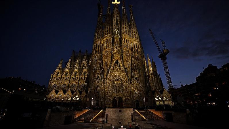 Sagrada Família: novo milagre com pedras e adesivo do século XXI