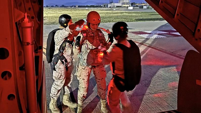 Princesa Leonor inicia nova fase da formação militar com salto de paraquedas