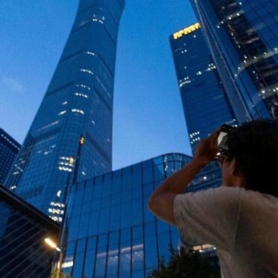 Pequim: pequeno avião embate contra o edifício mais alto