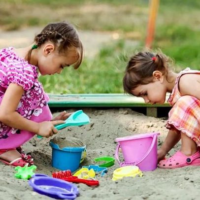 Pobreza tem maior impacto no cérebro infantil do que pais ou QI, aponta estudo