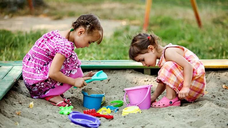 Pobreza tem maior impacto no cérebro infantil do que pais ou QI, aponta estudo