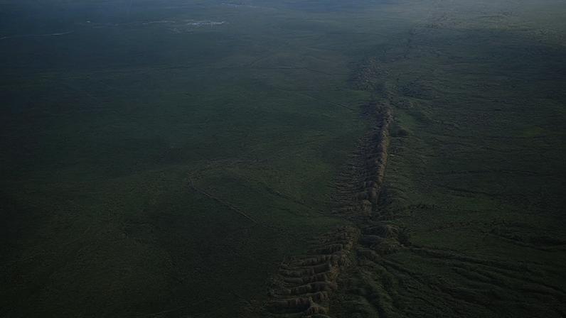 Fotografia aérea da falha de San Andreas na planície de Carrizo.