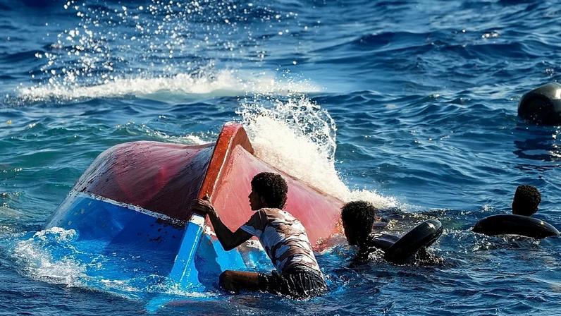 Migrantes provenientes da Síria e da Líbia, a bordo de um barco de madeira, pedem ajuda no mar Mediterrâneo, em 11 de agosto de 2022