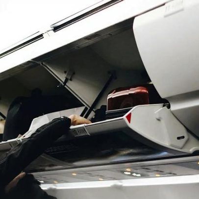 Companhias aéreas podem trancar bagageiros superiores