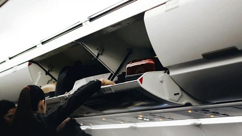 Companhias aéreas podem trancar bagageiros superiores
