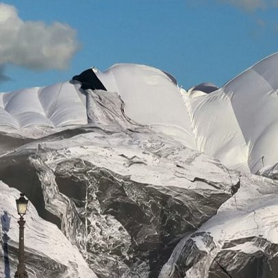 Instalação gigante em forma de gruta de JR em Paris surge danificada