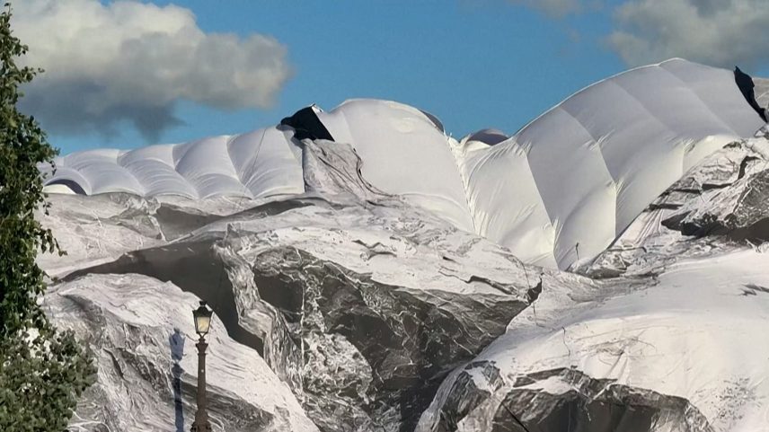 A inauguração da mais recente obra de arte pública de JR em Paris, França, foi adiada depois de parte da instalação surgir danificada na terça-feira, 02.06.2026