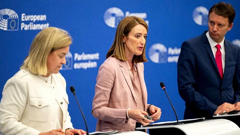 Os eurodeputados Carla Tavares (à esquerda) e Siegfried Mureșan (à direita), e a presidente do Parlamento Europeu, Roberta Metsola (ao centro).