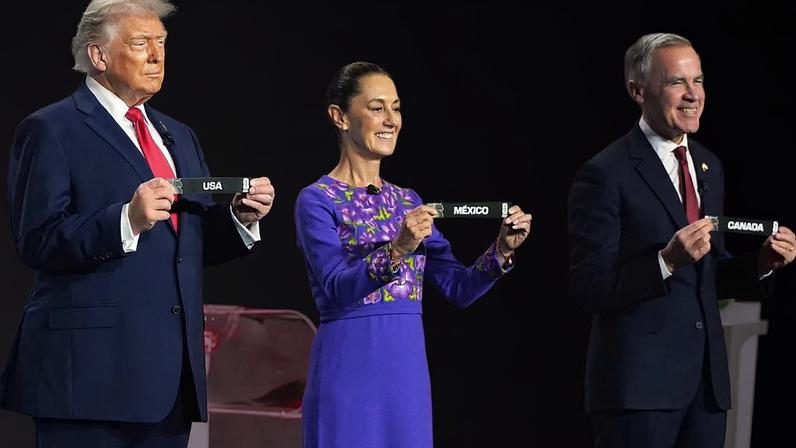 Donald Trump, Claudia Sheinbaum e Mark Carney seguram os cartões com os nomes dos respetivos países durante o sorteio do Mundial de futebol de 2026, em dezembro de 2025