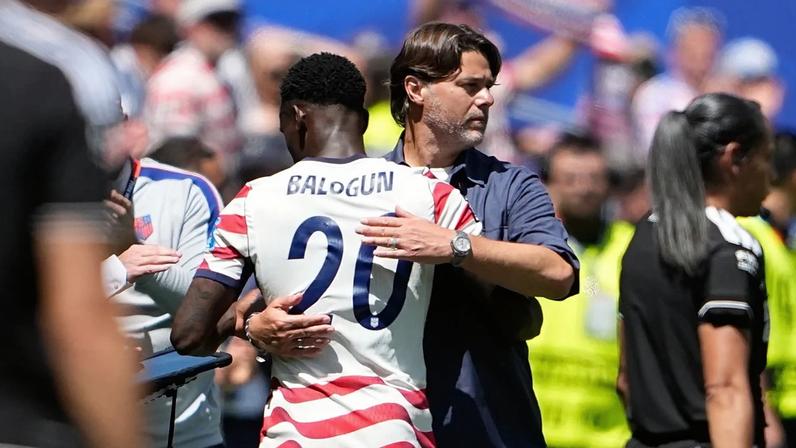 Selecionador dos Estados Unidos, Mauricio Pochettino, abraça Folarin Balogun após ser substituído, no jogo do Grupo D do Mundial.
