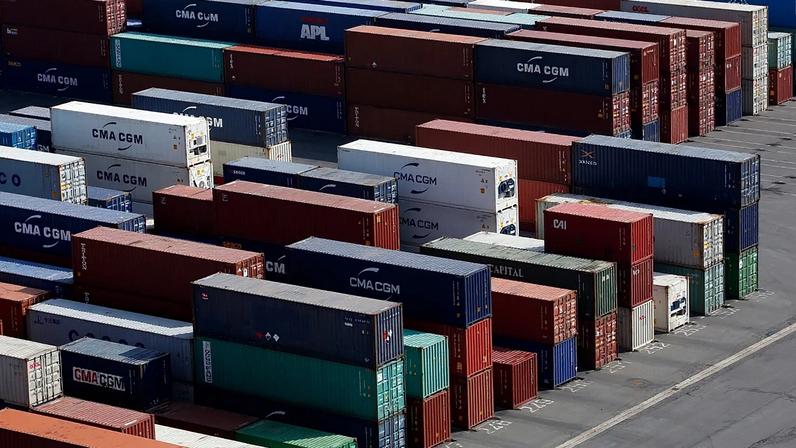 França destrói 38 mil sapatilhas falsificadas no Havre após 15 anos