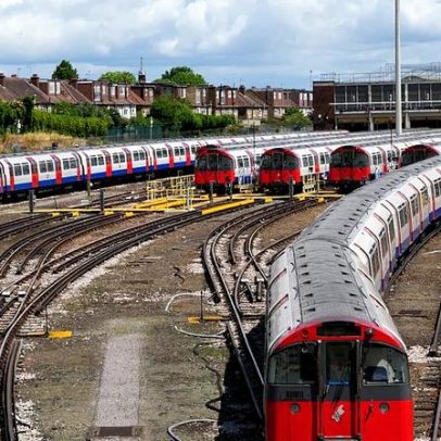 Colisão de comboios na Inglaterra deixa vários feridos