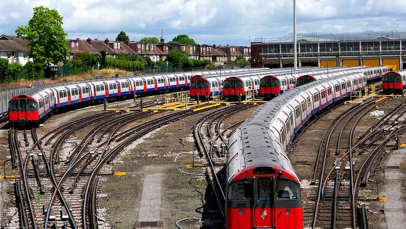 Colisão de comboios na Inglaterra deixa vários feridos