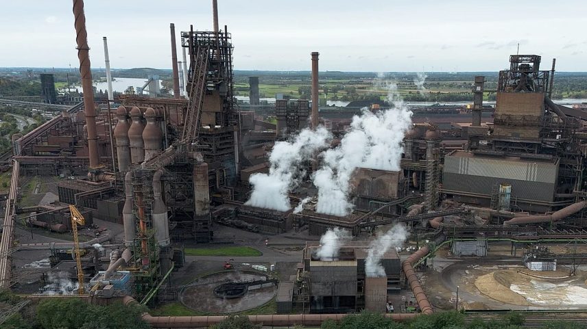 Arquivo - Os antigos altos-fornos Schwelgern da thyssenkrupp estão em funcionamento em Duisburgo, Alemanha. 8 de outubro de 2024