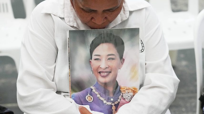 Pessoa segura uma fotografia da princesa tailandesa Bajrakitiyabha Mahidol, já falecida, em Banguecoque, Tailândia, em 12 de junho de 2026.
