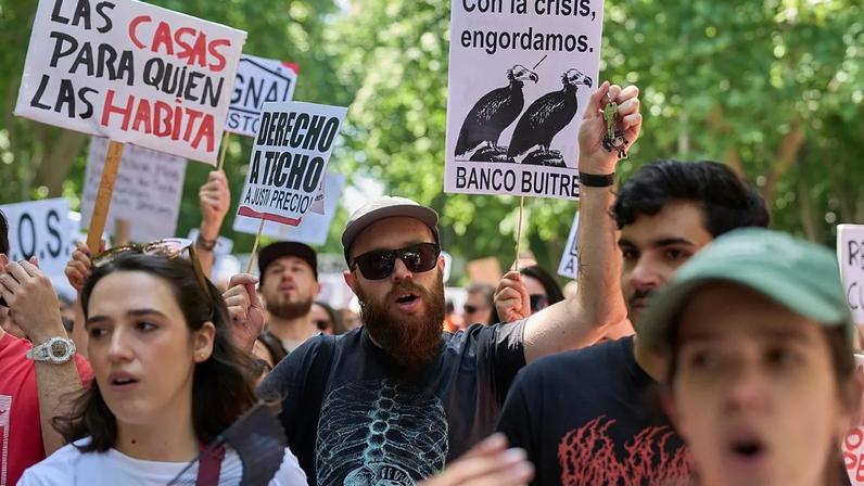 Várias pessoas manifestam-se pelo direito a uma habitação condigna e acessível no centro de Madrid, no passado dia 24 de maio de 2026
