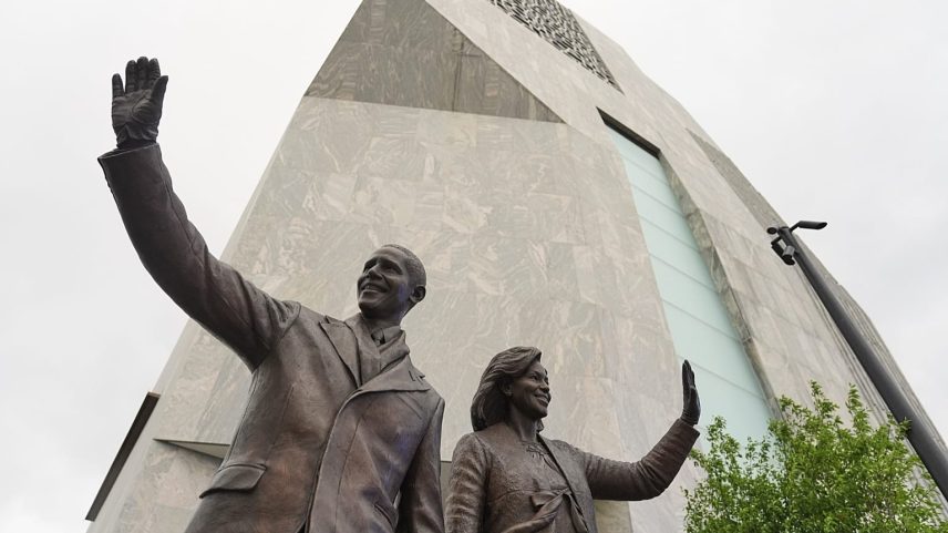 Antigo presidente Barack Obama conta com a ajuda de amigos para celebrar a inauguração do seu museu presidencial em Chicago.