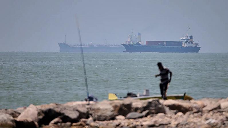 Reino Unido eleva ameaça no estreito de Ormuz após ataque a petroleiro