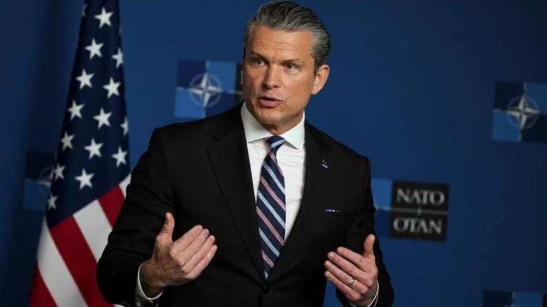Secretário da Defesa dos Estados Unidos, Pete Hegseth, fala aos jornalistas à chegada a uma reunião de ministros da Defesa da NATO, na sede em Bruxelas, esta quinta-feira