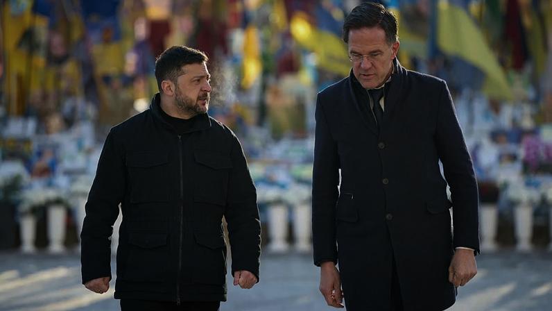 Presidente ucraniano Volodymyr Zelenskyy e secretário-geral da NATO Mark Rutte no memorial aos soldados ucranianos caídos na Praça da Independência, em Kiev, 3 fevereiro 2026