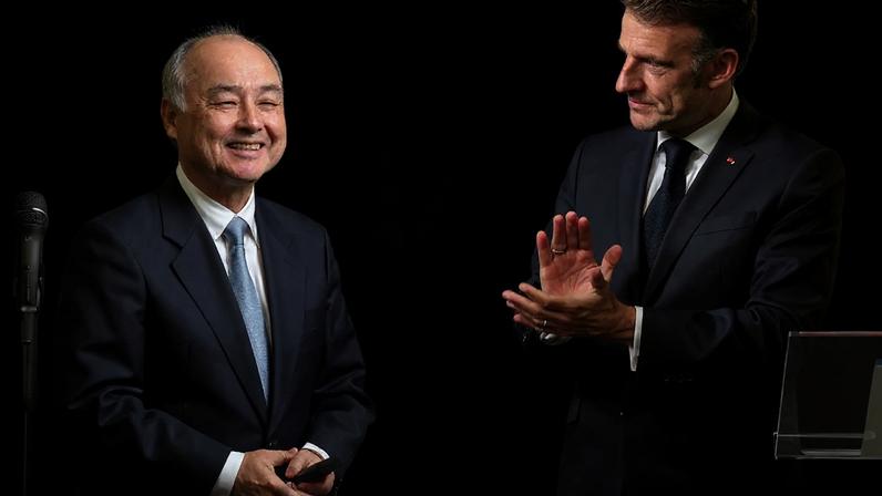 Presidente francês Emmanuel Macron e Masayoshi Son, líder do SoftBank Group, após declaração conjunta no Eliseu, em Paris, 1 junho 2026