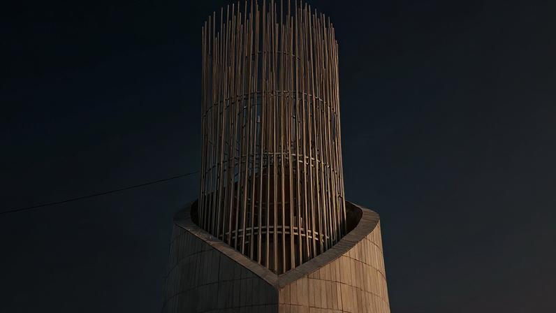 ARQUIVO – Apoiantes da junta no poder no Níger seguram uma bandeira russa em Niamey, Níger, em 3 de agosto de 2023.