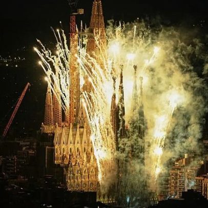 Inauguração da nova torre da Sagrada Família atrai 120 mil pessoas em Espanha