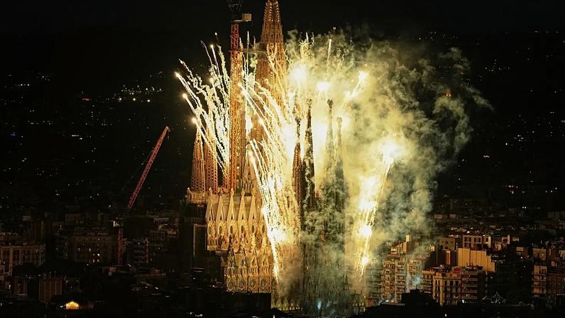 Inauguração da nova torre da Sagrada Família atrai 120 mil pessoas em Espanha