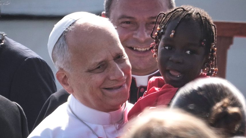 O Papa Leão XIV segura uma criança à chegada a um encontro com migrantes em San Cristóbal de La Laguna, Tenerife, Espanha, na sexta-feira, 12 de junho de 2026.