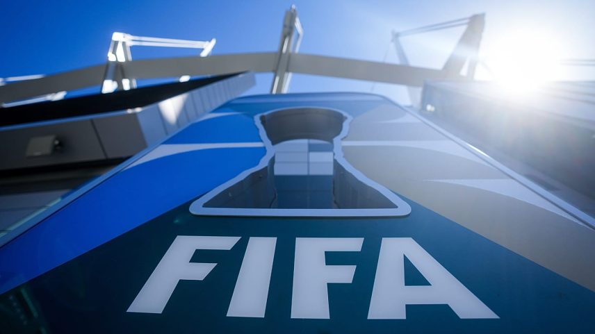 Arquivo - logótipo da FIFA é exibido num cronómetro para o Mundial junto ao estádio BC Place, em Vancouver, Colúmbia Britânica, segunda-feira, 4 maio 2026