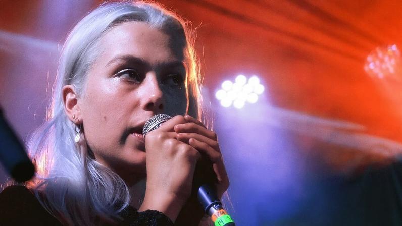 Fãs de Phoebe Bridgers têm de guardar os telemóveis nos concertos deste outono