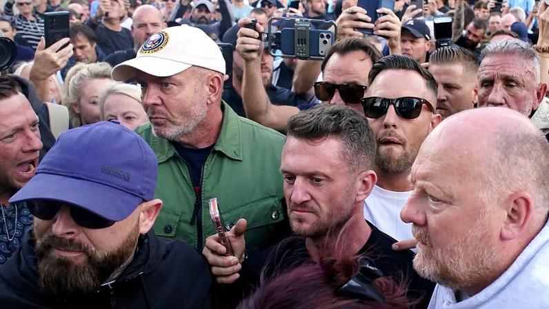 Tommy Robinson participa em protesto junto à esquadra de polícia de Southampton a 2 de junho de 2026, sobre o esfaqueamento de dezembro 2025 de Henry Nowak, 18 anos. (Garet