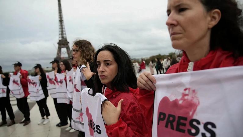 Arquivo: Membros da RSF homenageiam em Paris os jornalistas mortos ao acompanhar o conflito Israel-Hamas. / 26 de setembro de 2024, quinta-feira