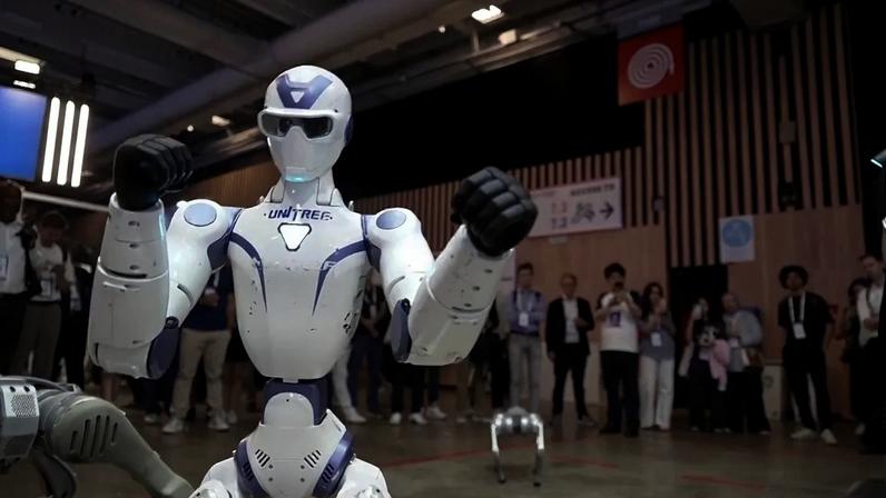 Robô humanoide de IA Unitree R1 faz movimentos de boxe, demonstrados no stand da Unitree na feira tecnológica VivaTech